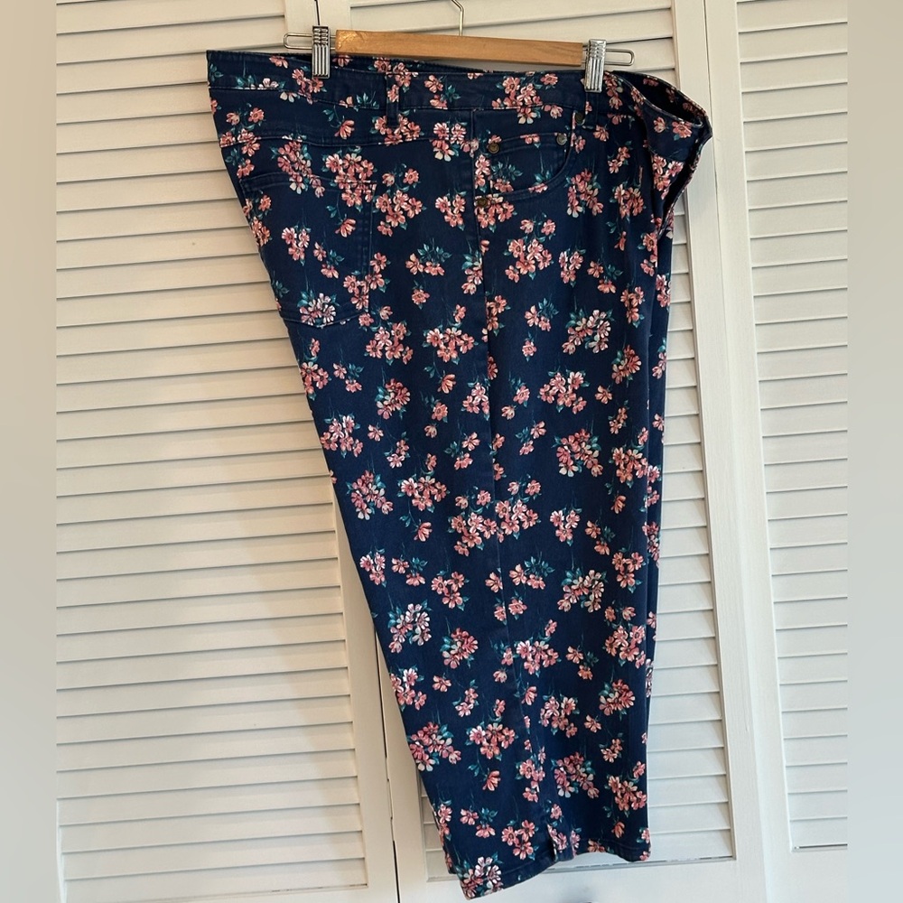 🐧3/$15 or 5/$20 - Natural Woman Floral Capri Pants GUC - Picture 6 of 6